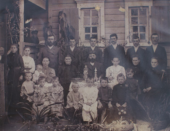 Auf einem alten Foto ist eine Großfamilie zu sehen