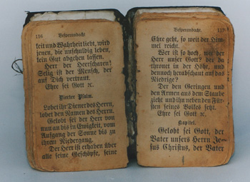 Ein aufgeschlagenenes altes Gebetbuch