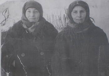 Zwei Frauen warm gekleidet